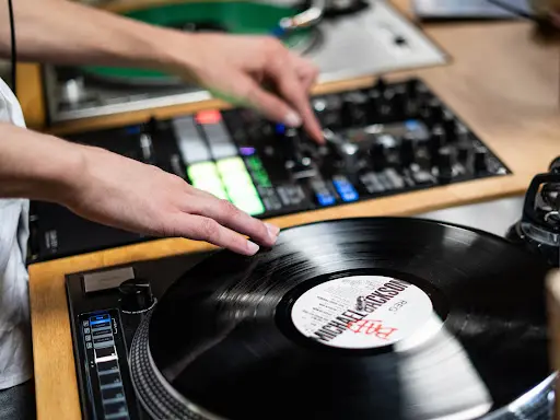 Plus Event | Dj Mariage & Entreprise | Gers - Auch - Toulouse | Bar À Vinyles