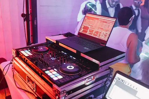 Tom d'Sono - Dj Lille & Métropole - Agence Événementielle - Dj Animateur Professionnel Dans le Nord (59)