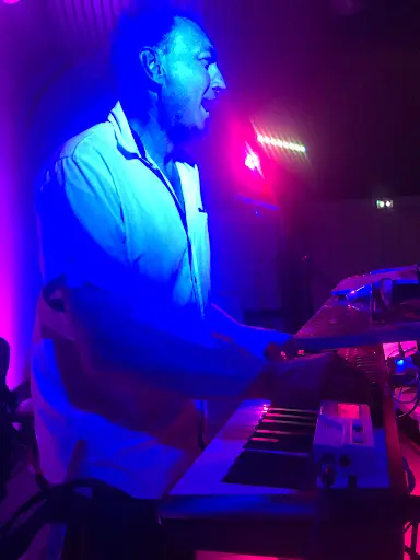 Fusion Spectacles, Dj Chanteur Musicien sur Nantes,rennes,angers,cholet Vannes