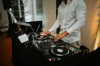 Silk Événementiel : Dj, Sonorisation, Lumières, Magicien Professionnel & Photobooth.