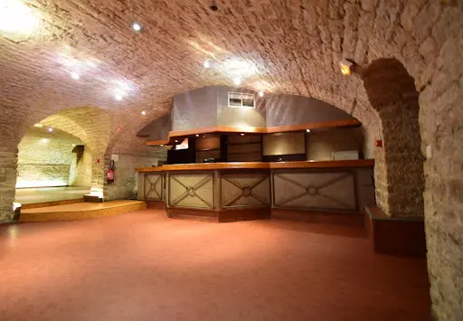 Le Caveau