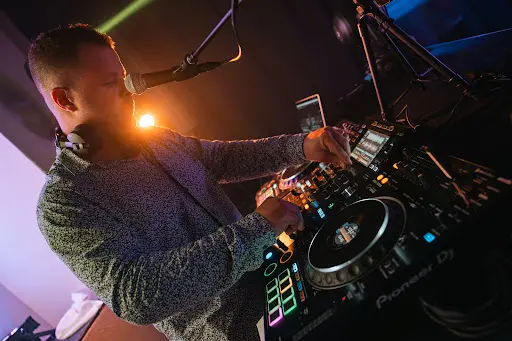 Dj Événements & Location Photobooth, Sonorisation, Artifice de Jour – D2n Animation (ardennes)