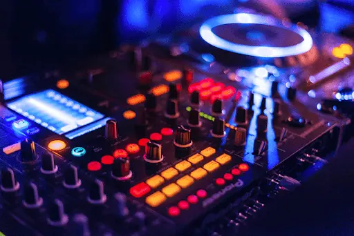 Dj Kevin Leves