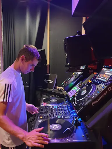 Music-school Dj