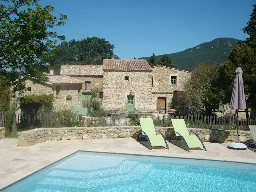 Les Bergerons : Location Chambres d'Hôtes - Gîtes Avec Piscine Chauffée - Salle Stage Réunion Famille Amis Drôme Provençale