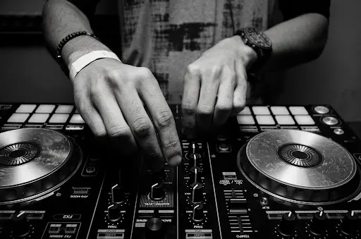 Dj Raphael T. Animation : Soirées, Mariages, Anniversaires. Var, Bouches-du-rhône