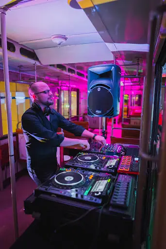Lionel Galia (disc-jockey Événementiel - Dj) 89, 77, 10, 45