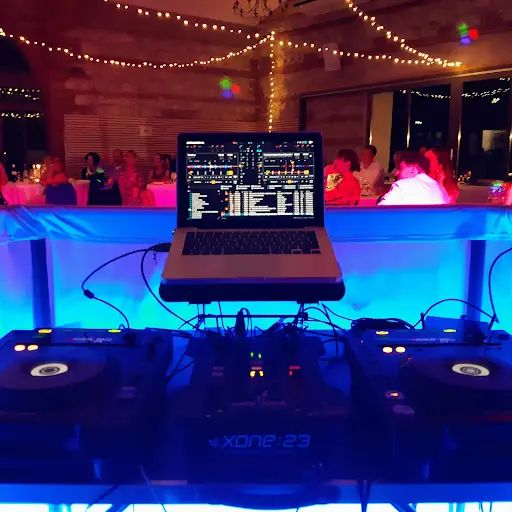 Dj Madame T-relo / Dj Professionnelle À Toulouse / Dj Toulouse Animation Mariage Haute Garonne 31